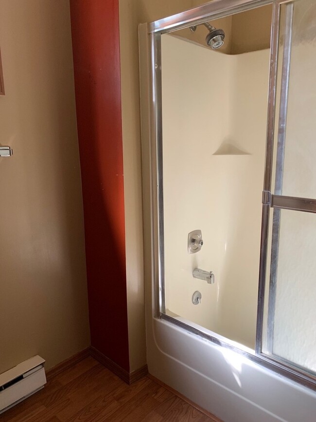 Building Photo - 2 Bedroom 2 Bathroom Condo Close to Campus!