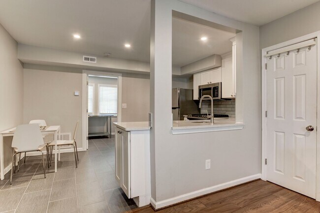 Building Photo - Trinidad Rowhome | 2 Bed | 1 Bath | 800 Sf | Large Fenced-In Front Porch & Fenced-in Backyard | 2...
