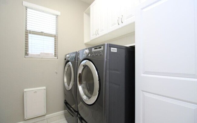 Building Photo - Stunning 3-bedroom, 3-bathroom home located in the heart of Peoria, AZ.