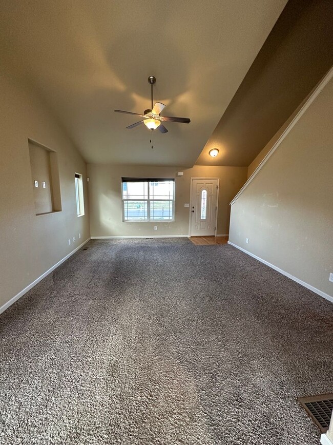 Building Photo - 4 BEDROOM, 3.5 BATHROOM, SINGLE FAMILY HOM...