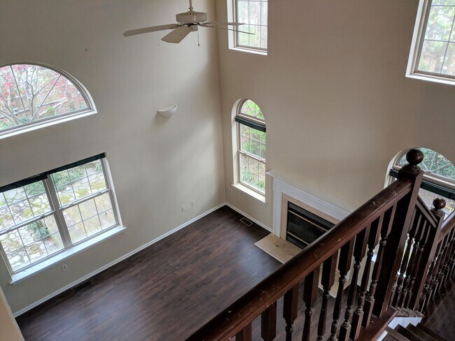 Building Photo - Spacious Single Family for Rent