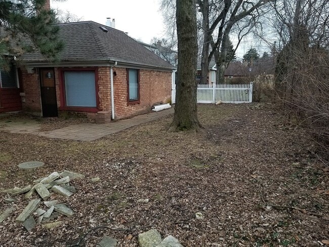 Building Photo - 6826 N Knox Ave