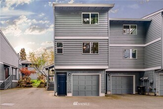 Building Photo - Beautifully Remodeled 2 bed/1.5 Bath Townh...