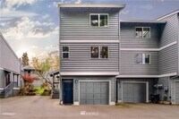 Building Photo - Beautifully Remodeled 2 bed/1.5 Bath Townh...