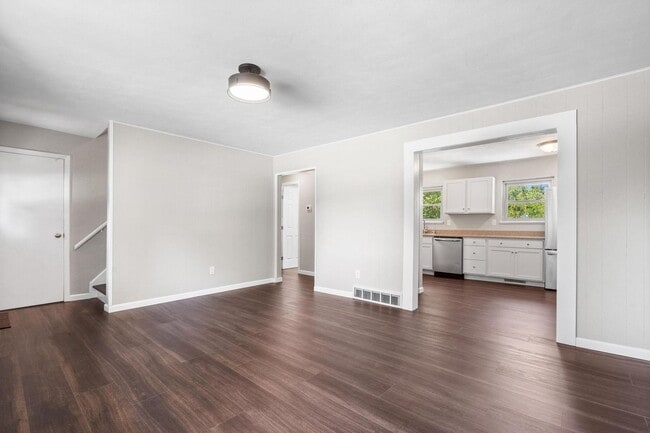 Building Photo - Charming 4-Bedroom Home in Desirable Neigh...