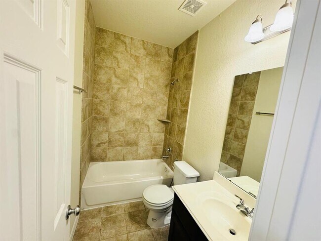 Building Photo - 5531 Drumlin Field Way