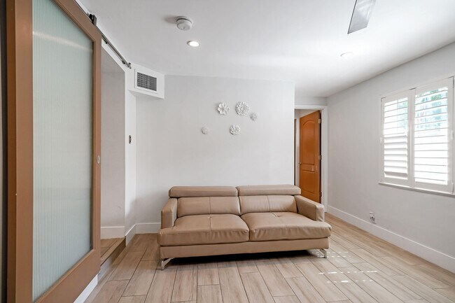 Building Photo - 401 NW 21st Ct