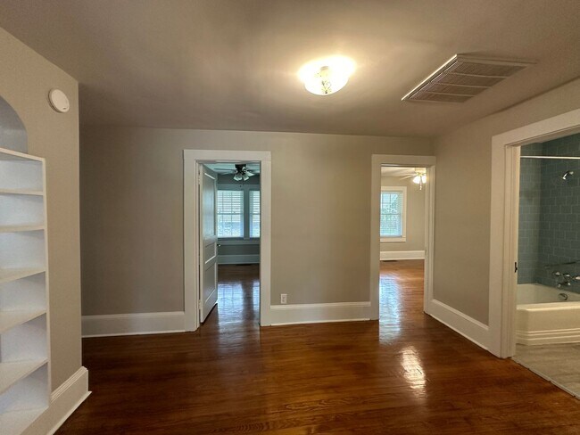 Building Photo - Modernized 3 bed 1 bath house