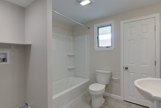 Building Photo - 520 Main St