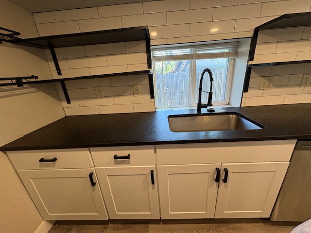 Building Photo - Beautiful Ground Level 2 Bedroom in Lakewood w/ In-Unit W/D!- Pets Welcome!