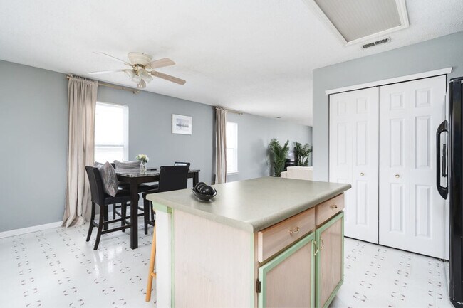 Building Photo - 2155 Shadowbrook Dr