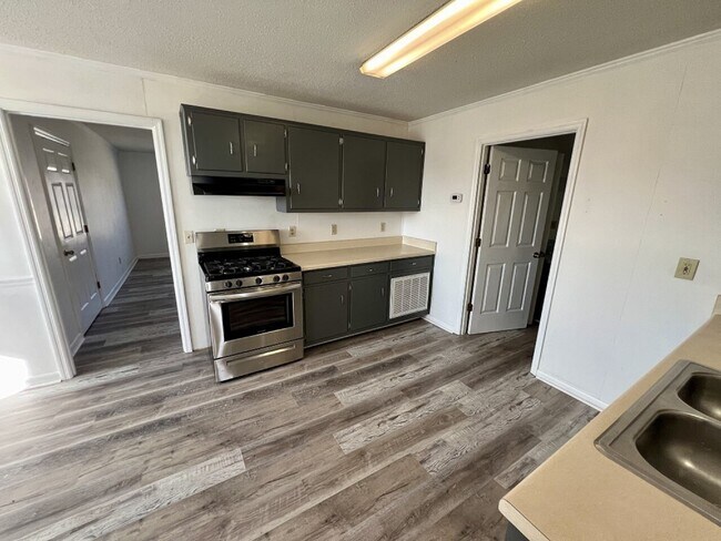 Building Photo - 555 Old Hwy 99 (Triplex)
