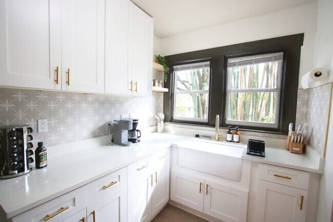 Building Photo - 102 W Emma St