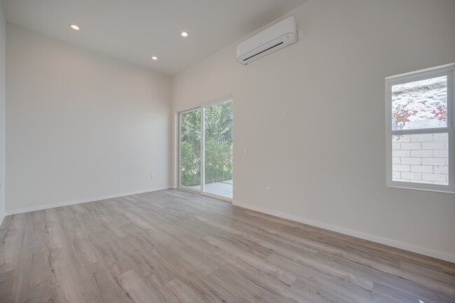 Building Photo - 2611 Hyperion Ave