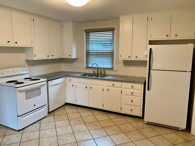 Building Photo - 1411 Ardee Ave