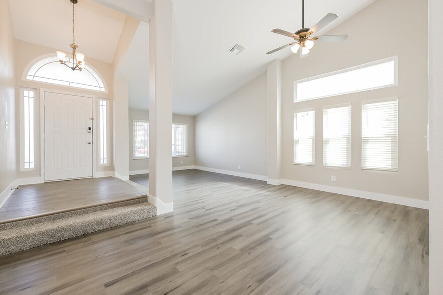Building Photo - 305 Vallarte Dr
