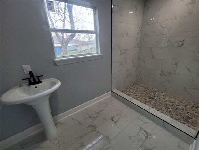 Building Photo - 4859 Bellnole Dr