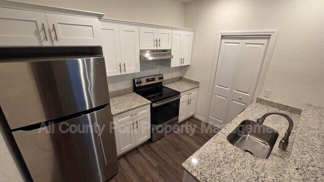 Building Photo - 915 Ariana St