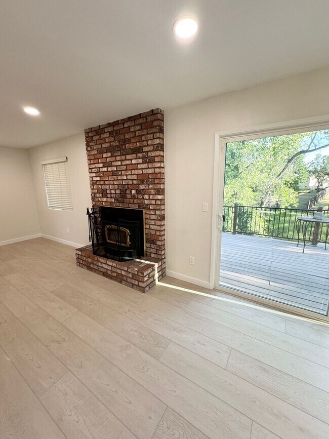 Building Photo - Live in West Redding!!