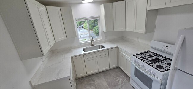 Building Photo - 778 Litchfield Ave