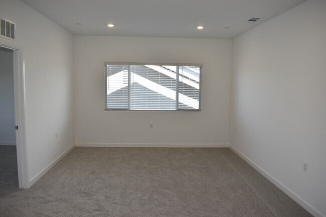 Building Photo - 7068 E Simpson Ave