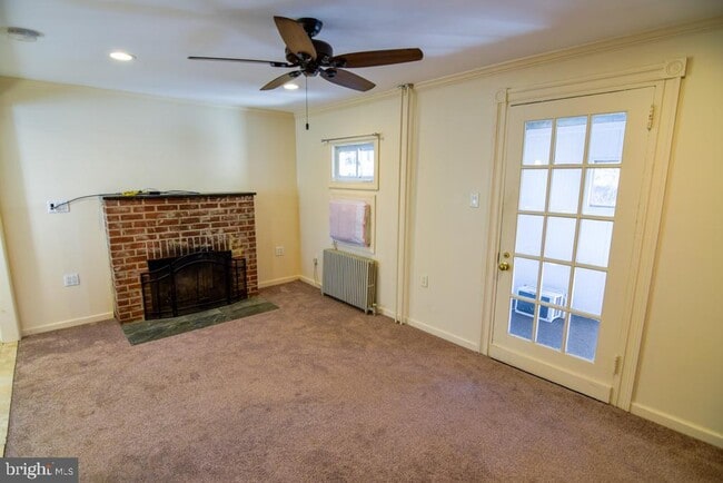 Building Photo - 1071 W Bristol Rd