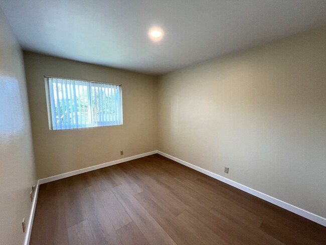 Building Photo - 2 Bedroom Apartment in North Park, Upstair...