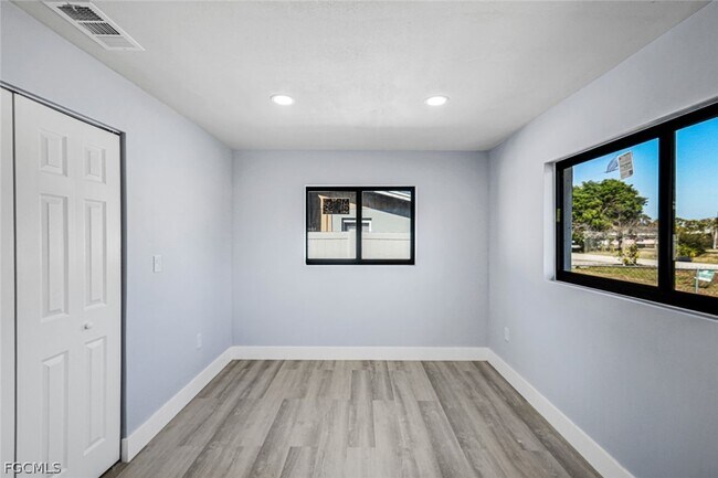 Building Photo - 1389 Pine Ave