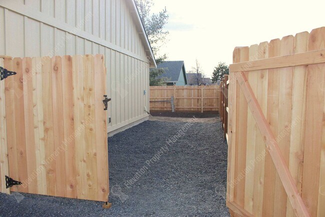 Building Photo - Newer single-level 3 BR home in NW Redmond with fenced backyard and RV parking