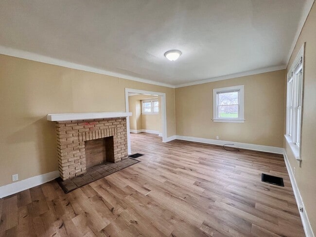 Building Photo - 3 Bedroom House