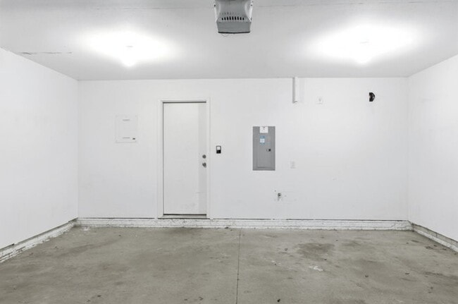 Building Photo - GREAT LOCATION!! 3 Bedroom, 2.5 Bathroom Townhome in West Des Moines!