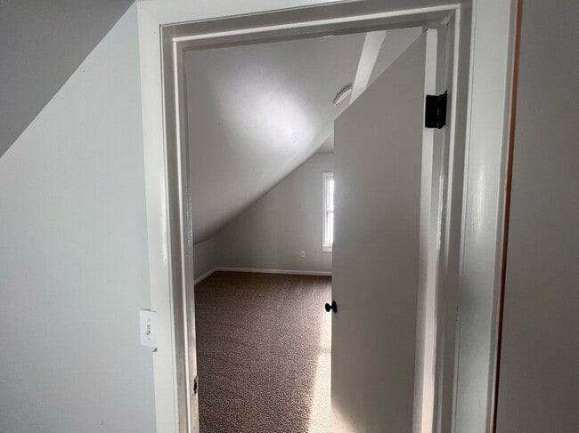 Building Photo - Move-In Ready- 2 bedroom/1 Bath Home in Eastpointe