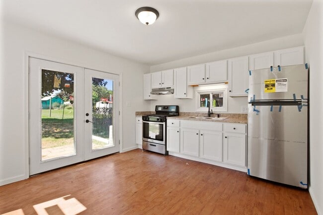 Building Photo - Coming Soon- Charming 2 Bedroom, 1.5 Bath ...
