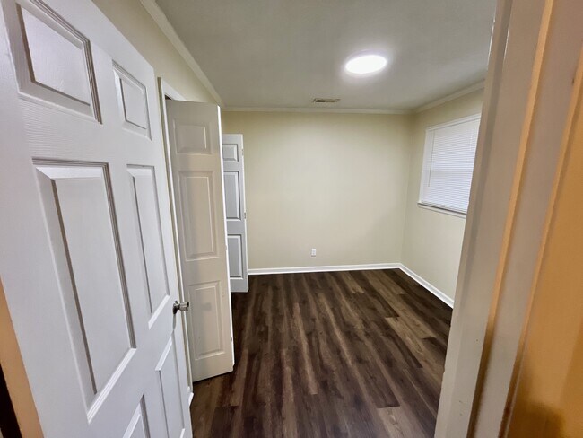Building Photo - 401 Kern St