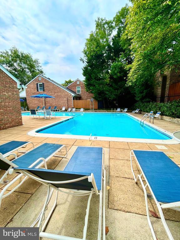 Building Photo - 2514 S Walter Reed Dr