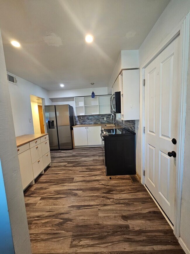 Building Photo - Charming 1-story Home with a Big Backyard ...