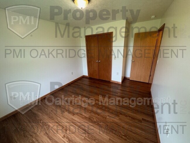Building Photo - 107 Meadow Dr