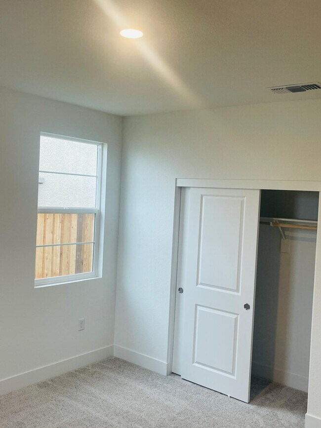 Building Photo - 2710 Old Larks Ln