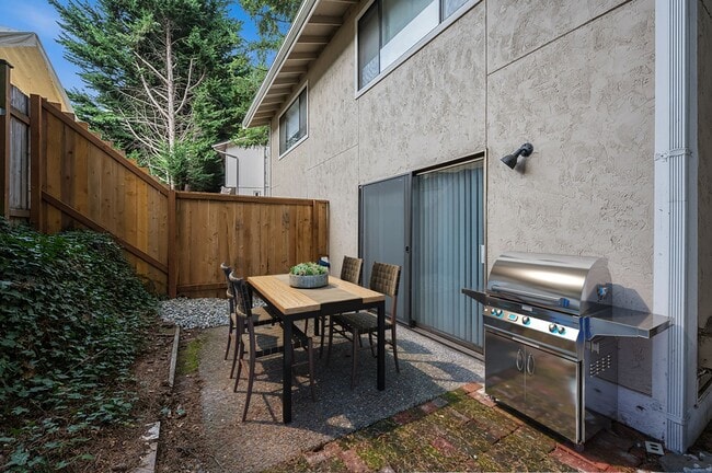 Building Photo - Renovated Townhome