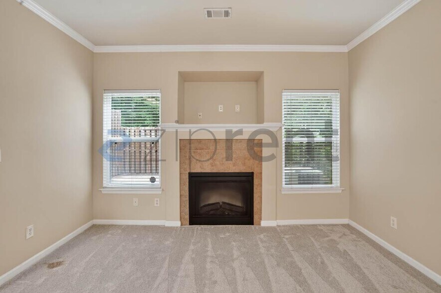 Building Photo - Unit