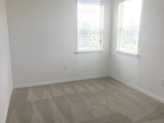 Building Photo - 4 Bedroom at Heart of Windermere!!! Tile through out living area!