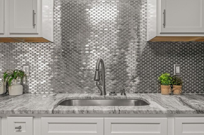 Building Photo - Stunning 4 bedroom with two bonus spaces, ...