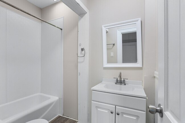 Building Photo - 2030 E 50th St