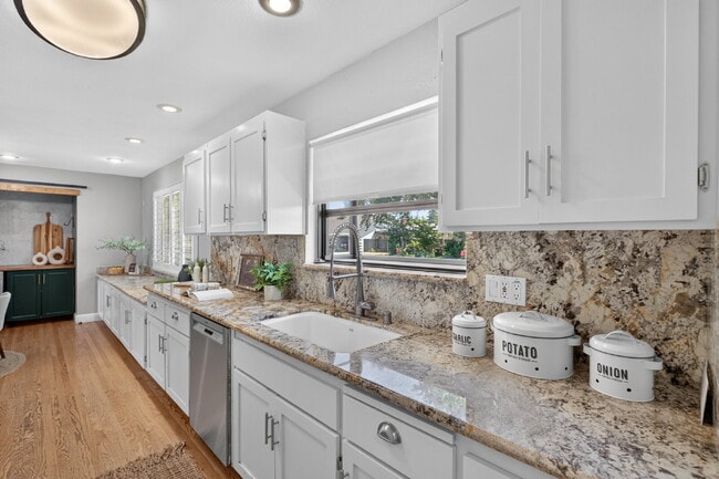 Building Photo - Spacious 4-Bed Oasis with 2 Full Baths