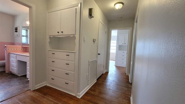 Building Photo - 801 Rosewood Dr
