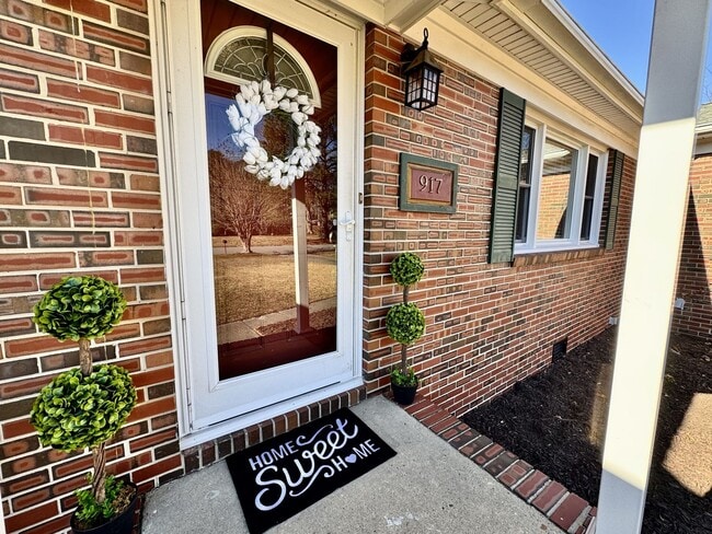 Building Photo - Available NOW! Lakefront 4 Bedroom/2 Bath Home, Pet-Friendly, Fenced Yard, Great School Zones!