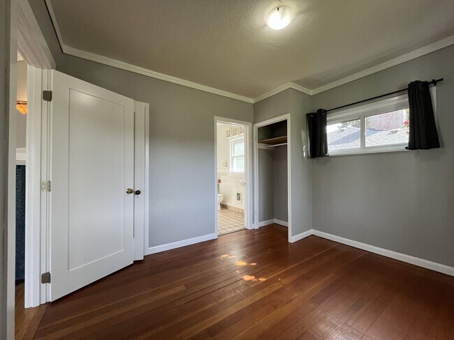 Building Photo - Charming St. Johns Bungalow with Fireplace, Bonus Space & Large Backyard