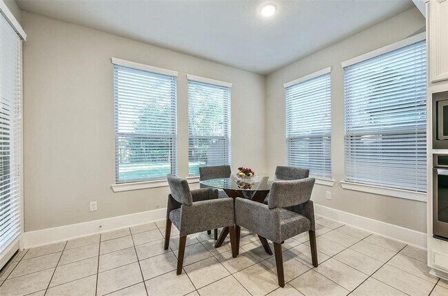 Building Photo - 16526 Whiteoak Canyon Dr