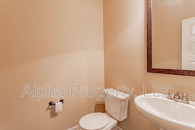 Building Photo - 256 Oak Branch Dr