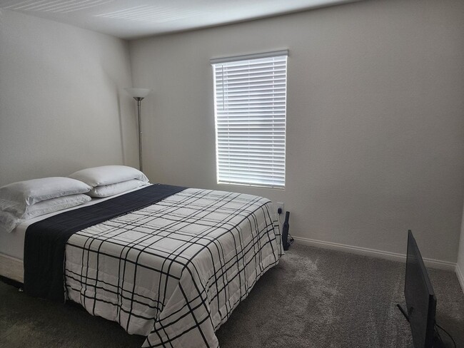 Building Photo - 3 story 3 bed/3 bath townhouse in brand new Watercolor Community